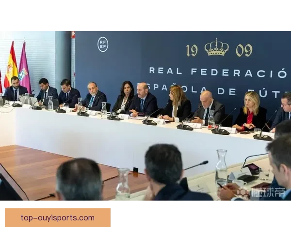 西甲裁判执法尺度持续引争议多队主帅公开发声联赛公信力再受考验